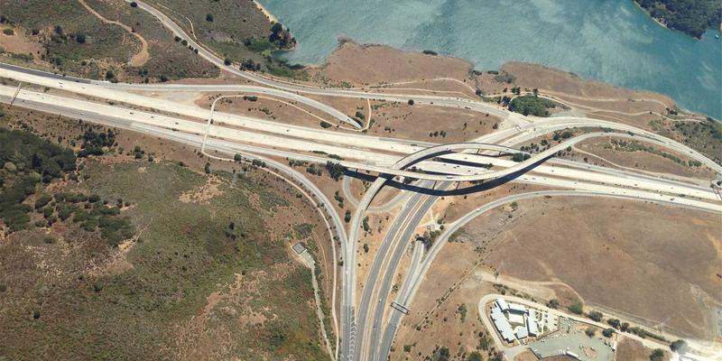 华锦中小企:专利、商标与商业秘密的协同布局——构建企业核心竞争力的三重护城河